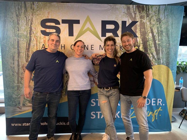 Svenja Bütefür mit dem Team von Stark auch ohne Muckis vor dem Programmbanner