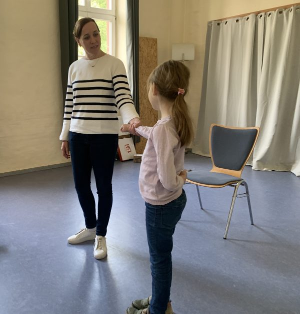 Svenja Bütefür im Training mit einem Kind