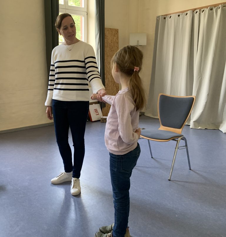 Svenja Bütefür übt im Training mit einem Mädchen